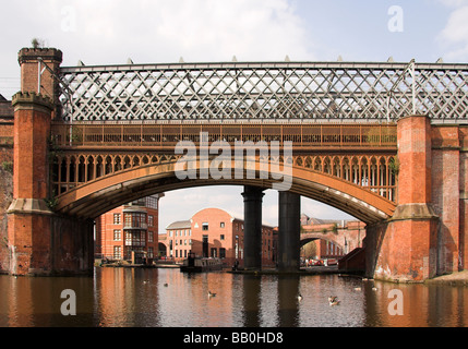 Viktorianische Eisenbahnbrücke, mit YHA Jugendherberge in den Hintergrund, Castlefield, Manchester, UK Stockfoto