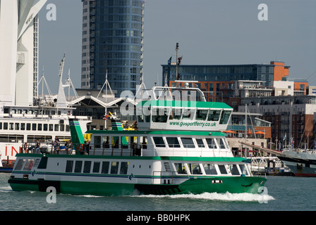 Die Gosport Fähre auf dem Weg von Portsmouth Harbour nach Gosport, Hampshire, UK Stockfoto