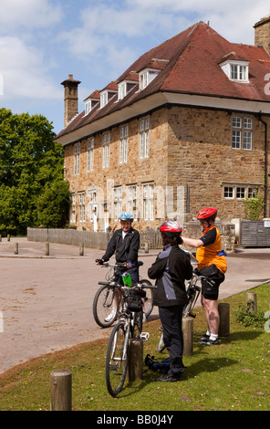 UK Gloucestershire Forest of Dean Radfahrer Ruhe außerhalb der Rede House Hotel Stockfoto