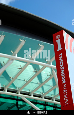 aufrechte Hinweisschild im Twickenham Stadion, das Stadion Südtribüne steigt im Hintergrund Stockfoto