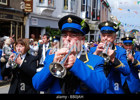 die Helston Stadt Band spielen und marschieren in den Straßen von Helston, Cornwall, uk am Flora-Tag Stockfoto