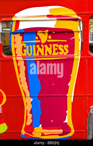 Eine Werbung für Guinness in einem bus Stockfoto