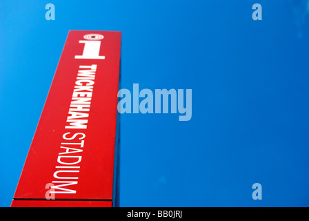 aufrechte Hinweisschild im Twickenham Stadion, Heimat von England Rugby, vor einem blauen Himmel gesehen Stockfoto