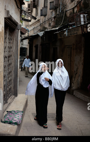 Zwei Mädchen in traditioneller Kleidung in Stone Town Sansibar Stockfoto