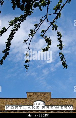 der Name Mortlake Brauerei und das Datum 1869 auf einem Backsteingebäude in Mortlake, Südwesten von London, england Stockfoto