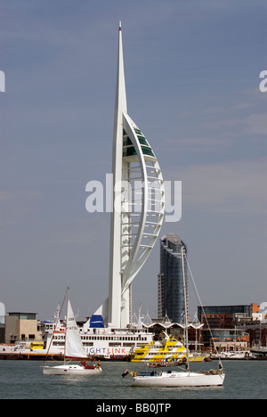 Portsmouth Spinnaker Tower gesehen vom Hafen Gosport, Hampshire, UK Stockfoto