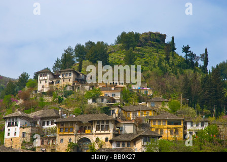 Häuser auf einem Hügel Gjirokastra Geburtsort des ehemaligen Diktators Enver Hoxha in Albanien Südeuropa Stockfoto