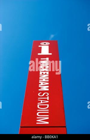 aufrechte Hinweisschild im Twickenham Stadion, Heimat von England Rugby, vor einem blauen Himmel gesehen Stockfoto