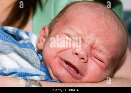 Horizontal nahe Porträt eines neuen Baby geboren jungen Weinen, weil es Essenszeit ist. Stockfoto