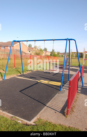 Schaukeln auf dem Kinderspielplatz eingeschliffen Grove Park, Colindale, London, England, Vereinigtes Königreich Stockfoto