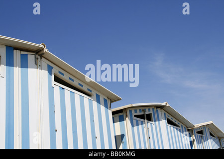 farbenfrohe Strandhütten in Ferienanlage am Meer Stockfoto