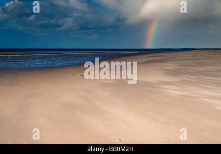 Regenbogen am Budle Bucht mit Blick auf innere Farne Inseln und Leuchtturm Stockfoto