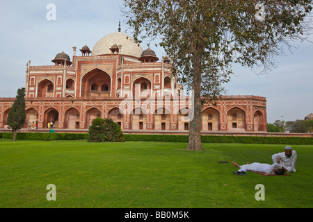 Muslimische Männer entspannen vor Grab Humayuns in Delhi Indien Stockfoto