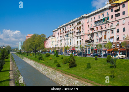 Häuser entlang Lana Fluss in Mitteleuropa Tirana-Albanien Stockfoto