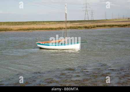 kleines Segelboot am Fluss Stockfoto