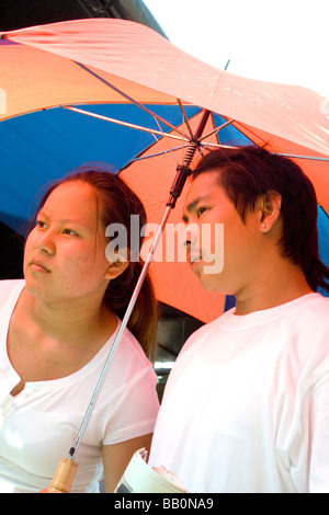 Hmong-paar unter Dach schützt sie vor intensiver Sonneneinstrahlung. Hmong Sport Festival McMurray Feld St Paul Minnesota USA Stockfoto