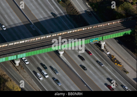 Luftaufnahme über Eisenbahn Überführung Interstate Highway 280 San Jose CA 87 Guadalupe Parkway California Stockfoto