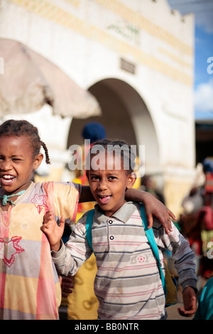 Kinder vor Harar Tor in der Christian Market von alten Harar in Ost-Äthiopien Stockfoto