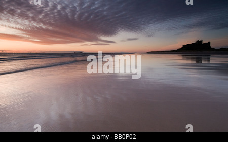 Bamburgh Castle in der Morgendämmerung Stockfoto