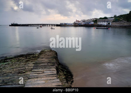 Backstein, der Steg im Vordergrund Swanage Pier im Hintergrund. Swanage Bay, Dorset, England, UK Stockfoto