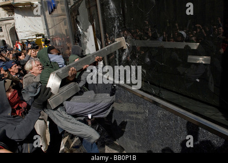 G20-Demonstration, London, City of London, RBS Bank Einbruch, Demonstrator brechen Fenster zur Bank. Stockfoto