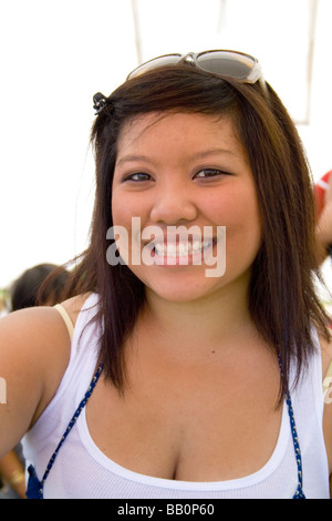 Attraktive Hmong-Frau genießt das Festival-Events. Hmong Sport Festival McMurray Feld St Paul Minnesota USA Stockfoto