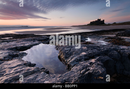 Bamburgh Castle in der Morgendämmerung Stockfoto