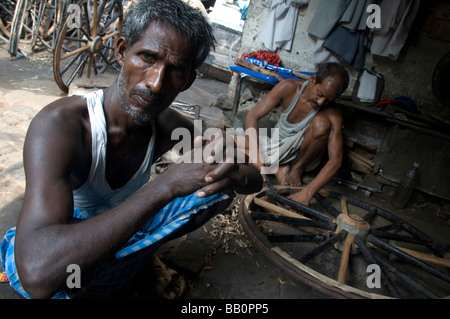 Rikscha-Puller in einer Garage in Kolkata (Kalkutta), Indien Stockfoto