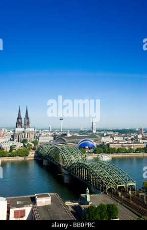 Hohenzollern-Brücke (Brücke) und Kölner Dom mit Colonius Turm über Köln Stockfoto