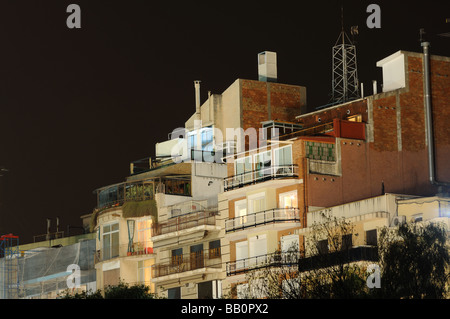 Wohngebäude in der Nacht in der Stadt von Barcelona, Spanien Stockfoto
