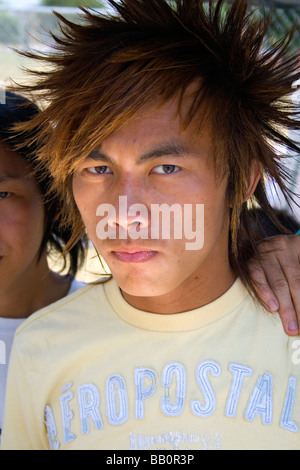 Ernsthafte Rockmusiker mit stacheligen Haaren an seinem Stand. Hmong Sport Festival McMurray Feld St Paul Minnesota USA Stockfoto