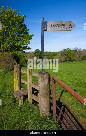 Holz- Stil über einen Zaun und mit Wanderweg Wegweiser, rechts der Art und Weise, in der Nähe von Kilmarnock, Schottland Stockfoto