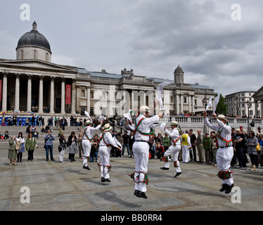 Westminster Morris Men tanzen am Westminster Tag des Tanzes auf dem Trafalgar Square in London. Foto von Gordon Scammell Stockfoto