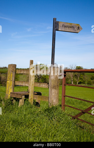 Holz- Stil über einen Zaun und mit Wanderweg Wegweiser, rechts der Art und Weise, in der Nähe von Kilmarnock, Schottland Stockfoto