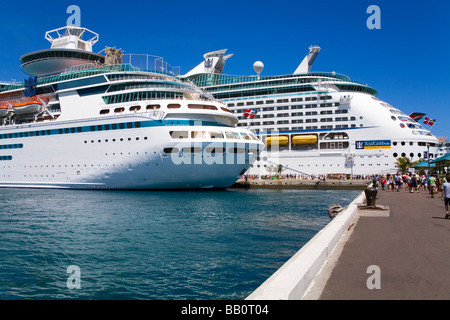 Kreuzfahrtschiffe in Prince George Wharf; Nassau, New Providence Island, Bahamas Stockfoto