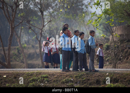 Schule Kinder im ländlichen Nepal Kathmandu an der Bushaltestelle zur Schule Stockfoto