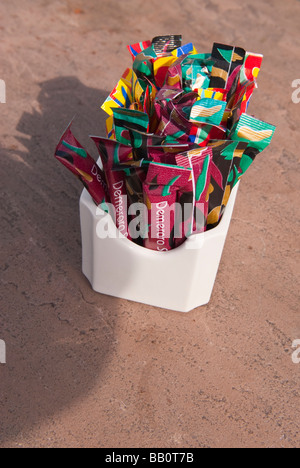 Einen Topf voll Tütchen Zucker löschte in einem Café Teestuben in Großbritannien Stockfoto