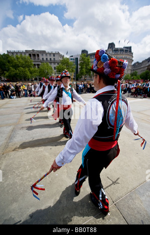 Chester City Morris Männer auf dem Trafalgar Square in London an der Westminster Day of Dance tanzen.  Foto von Gordon Scammell Stockfoto