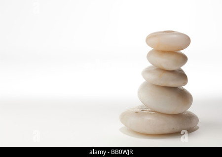 Ausgewogene weißen Felsen auf weißen Studio-Hintergrund Stockfoto