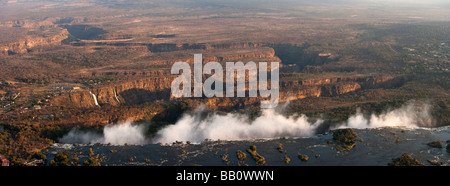 Panoramablick auf die Antenne fotografischen Blick vom Hubschrauber über dem berühmten Victoria Wasserfälle Wasserfälle hinunter über die vielen Schluchten bei Sonnenuntergang Stockfoto