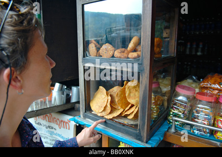 Indien, Kerala 2005. Deutsche weibliche Touristen im kleinen Tee-Laden zwischen Kottayam und Kumily. Stockfoto