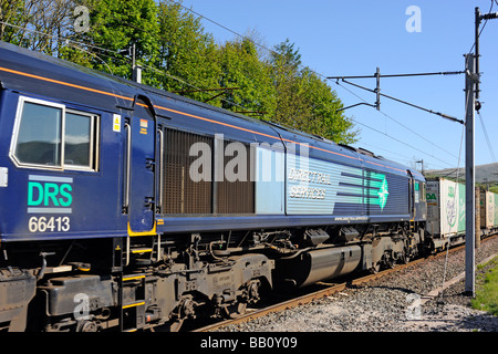 Direct Rail Services Class 66/4 Diesel elektrische Fracht Lokomotive, Anzahl 66413 mit Geschwindigkeit. West Coast Main Line, Cumbria. Stockfoto