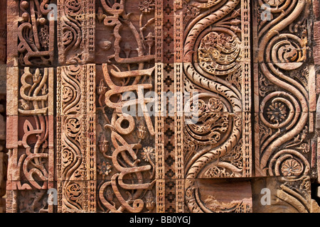 Stein gehauen auf der Qutb Minar-Komplex in Delhi Indien Stockfoto