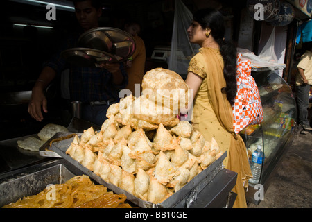 Kleiner Laden mit indischen Snacks – Puri / Poori und Samosas – an indischen Kunden in Shimla. Himachal Pradesh. Indien. Stockfoto