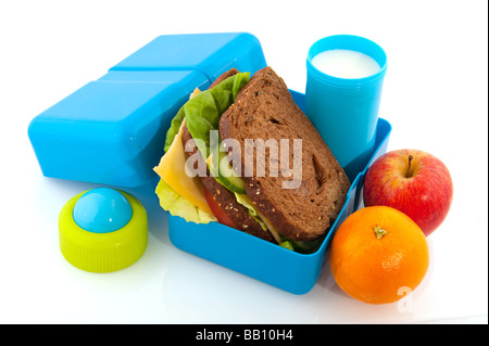 Gesund gefüllten Lunch-Box mit ganzen Mahlzeit Brot Gemüse und Milch Stockfoto