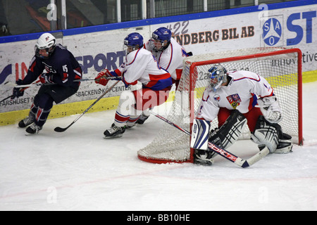 US-Spieler keine 15 Drew Shore versucht, die tschechischen Verteidiger zu überholen. Der Tschechische Torwart ist keine 1 Petr Mrázek. Stockfoto