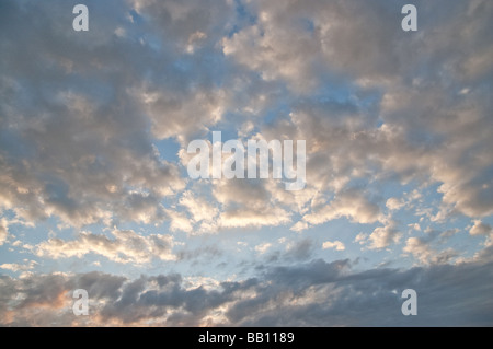 Leichte, Whispy Sommerwolken bei Sonnenuntergang Stockfoto