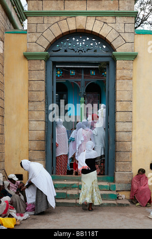 Pilger und Bettler an der Tür ein Christian Church in Harar, Äthiopien Stockfoto