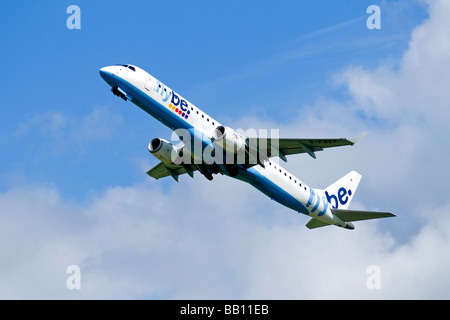 Twin-engined Embraer ERJ-190-2000-195LR Flybe Verkehrsflugzeug Abfahrt Inverness Airport Highland-Schottland Stockfoto