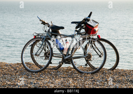 Zwei Fahrräder geparkt auf Strand, West Sussex, UK Stockfoto